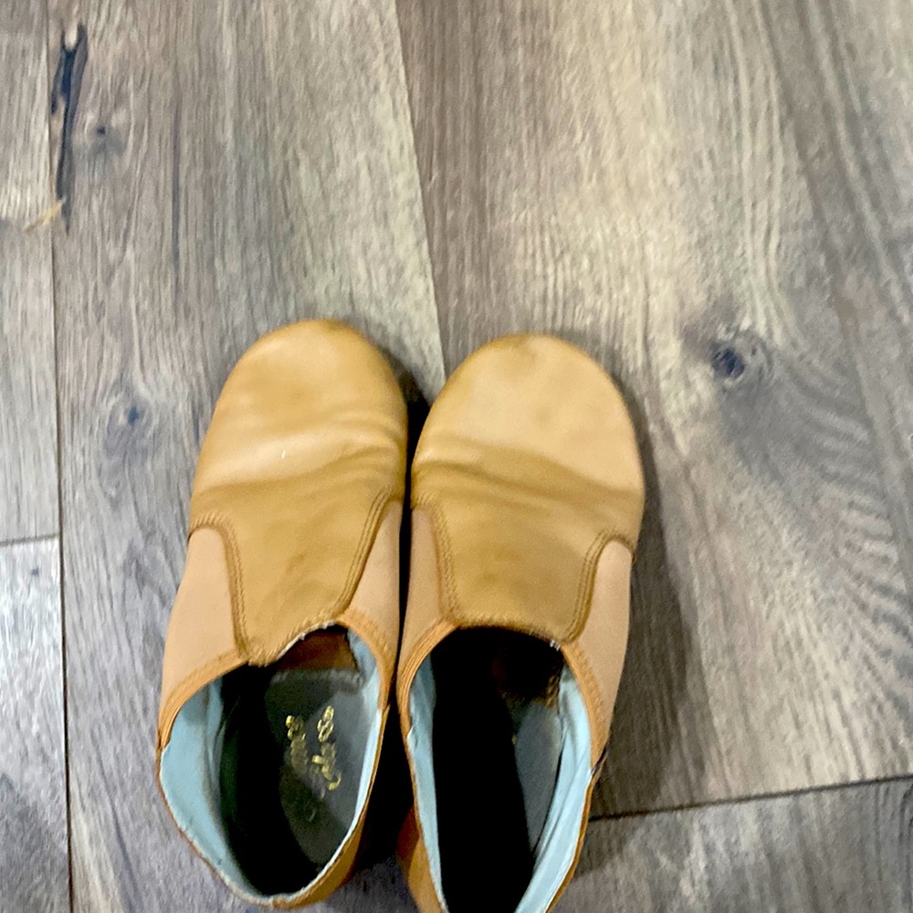 Jazz shoes size 4